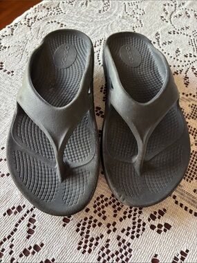 OOFOS Kids Black Flip Flop Sandals